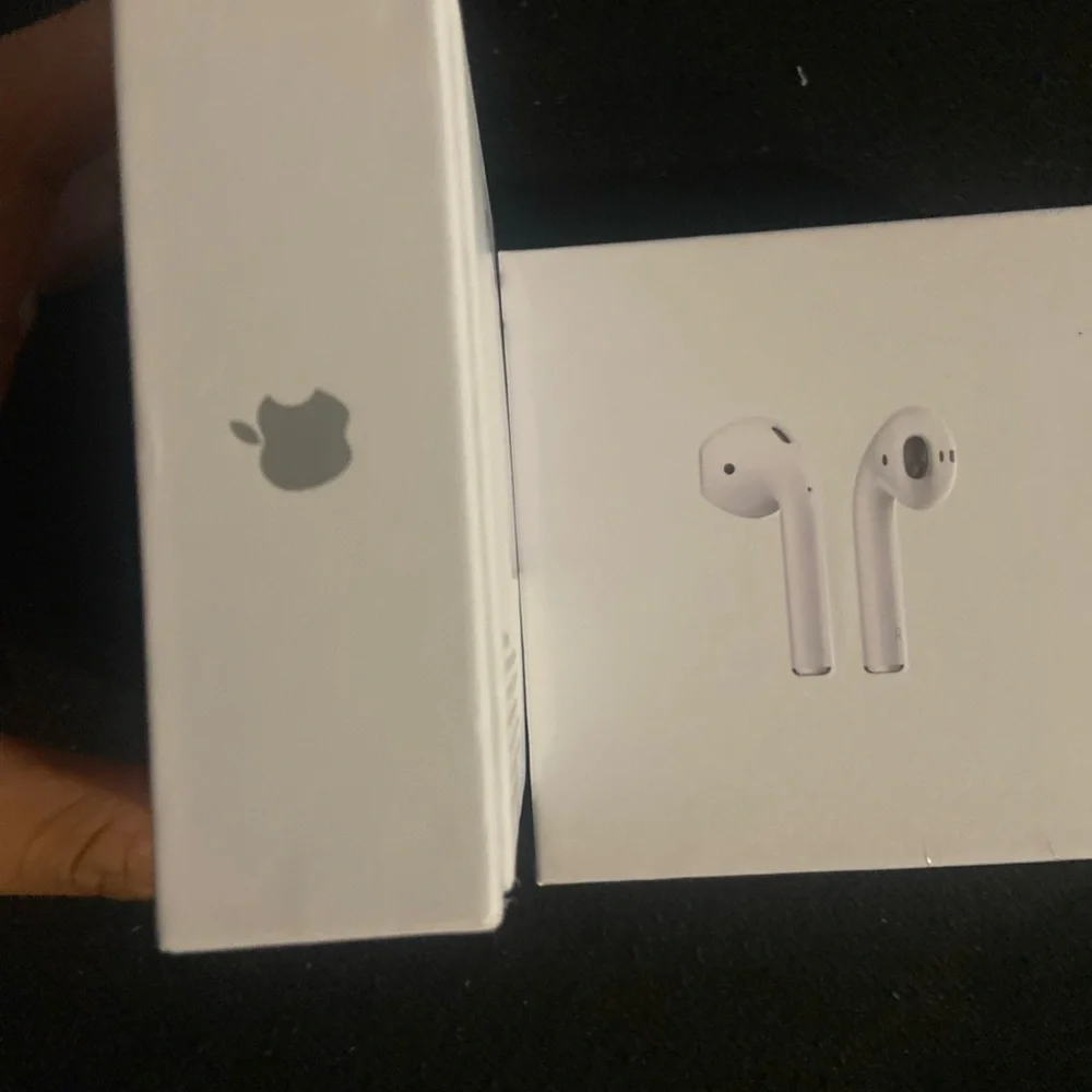 Apple Wireless Earbuds in White airpods
